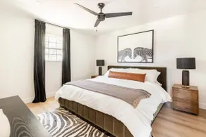 Zebra Haus! 2 Kings/HotTub/Pool/1 Acre - Image 2