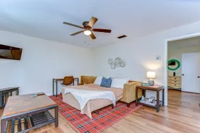 Central 1/1 w heated pool, pets OK. W/D on site - Image 3