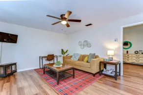 Central 1/1 w heated pool, pets OK. W/D on site - Image 2