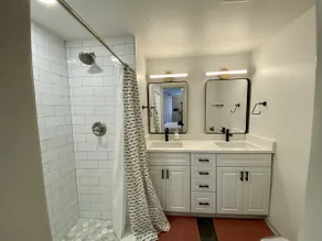 Two bed Apt in Arlington l King Bed | Free parking - Image 5