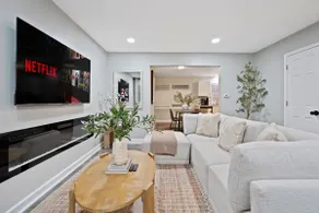 Huge 4BR w/ Yard | Sleeps 8 | LCP Collection - Image 4