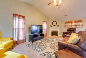 Horn Lake Home w/ Yard: 8 Mi to Graceland! - Image 4