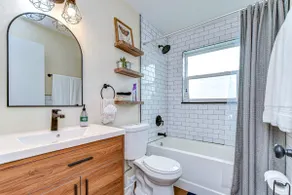 Central location 10 mins to DTSP! Heated pool, W/D - Image 4