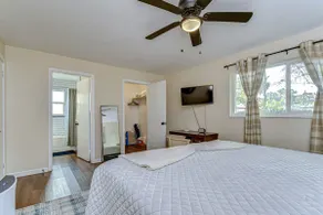 Central location 10 mins to DTSP! Heated pool, W/D - Image 3