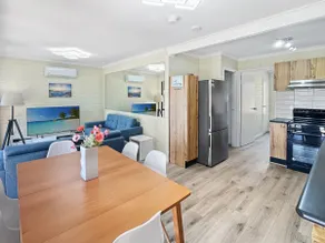 Charming 2-Bed Apartment with Bay Views - Image 5
