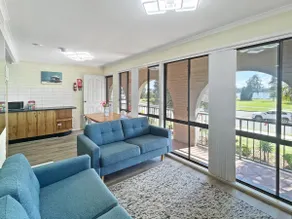 Charming 2-Bed Apartment with Bay Views - Image 4