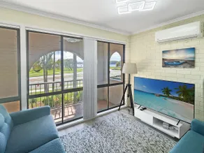 Charming 2-Bed Apartment with Bay Views - Image 2