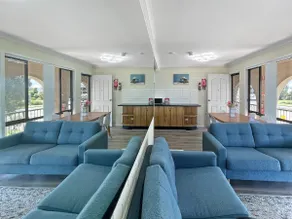Charming 2-Bed Apartment with Bay Views - Image 3