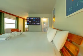 Sunny Water-View Apartment with Terrazzo Floor - Image 3
