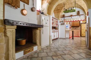 'Holiday Home Il Giglio' close to City Centre with Terraces & Wi-Fi - Image 4