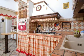'Holiday Home Il Giglio' close to City Centre with Terraces & Wi-Fi - Image 5