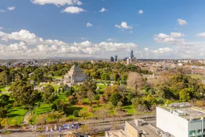 Top floor apartment near NGV, Shrine and Gardens - Image 2
