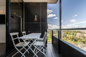 Top floor apartment near NGV, Shrine and Gardens - Image 5