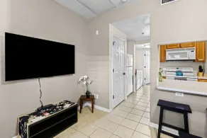One Block to UF Campus! 1bed 1bath - Image 5