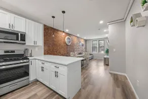 Newly Renovated | 3 Bedroom | Near Subway - Image 4