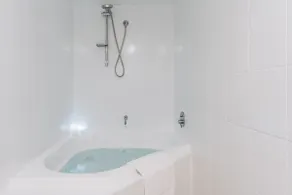 Lakeside 3-Bed Apartment with Jacuzzi - Image 5