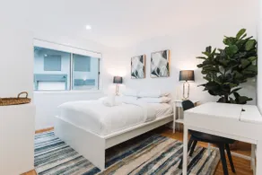 Lakeside 3-Bed Apartment with Jacuzzi - Image 2