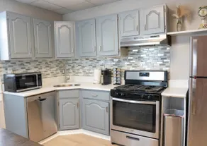 Deluxe 4BR-2BA-12 Beds NYC Access and Free Parking - Image 3
