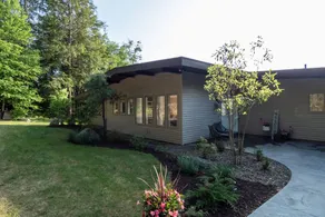 Modernist Lakefront Sojourn - Image 3