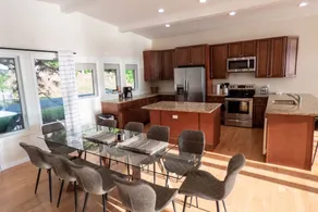 Modernist Lakefront Sojourn - Image 4