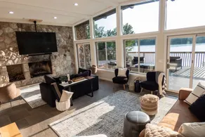 Modernist Lakefront Sojourn - Image 2