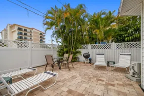 Beachside Courtyard Retreat 15A Steps to Beach | B - Image 2