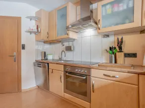 Apartment with garden - Image 5