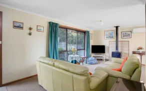 Comfortable Elevated Holiday Home - Image 4