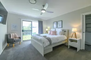 Luxe on Lincoln - Close to Zoo, Rejuvenating Pool - Image 2