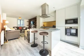 5Bedroom Townhouse 15mins to City w Free Parking - Image 2