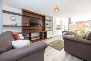 5Bedroom Townhouse 15mins to City w Free Parking - Image 3