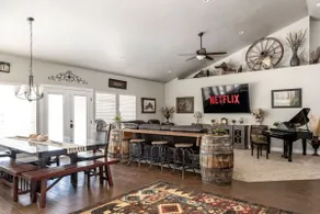 Spacious Retreat for over 32 Parking Horse Stalls - Image 2