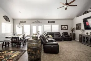 Spacious Retreat for over 32 Parking Horse Stalls - Image 4