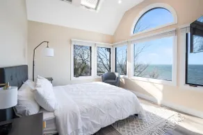 Coastal Retreat: Waterfront, Deck, Awesome Views - Image 4