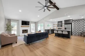 Stylish Woodlands Retreat Near Waterway & Pavilion - Image 2