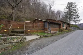 Riverside Retreat*HotTub*2 Suites! 2 Kitchens! - Image 3