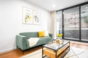 Sunlit Sanctuary in Canberra CBD, Parking, Wifi - Image 4