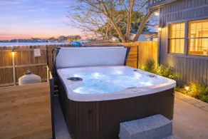 Luxury on Lake Granbury w/ Pool, Hot tub and Games - Image 2