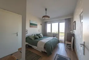 Seaview Apartment on the Beach - Free Parking - Image 5