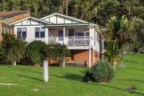 On Cyrus at Hyams Beach - Image 4