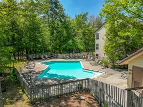 Luxe Riverfront Escape - Image 5