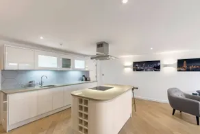 Bright 1 Bedroom Apartment in London - Image 4