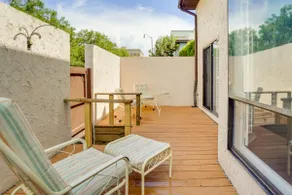 Walk to Restaurants: Downtown Leesburg Townhome! - Image 2