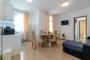 A 3 - seafront apt with balcony 1 min to beach - Image 3