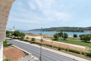 A 3 - seafront apt with balcony 1 min to beach - Image 2
