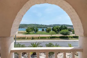 A 1 - seafront apt with balcony 1 min to beach - Image 2