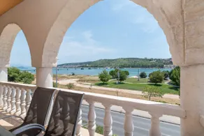 A 1 - seafront apt with balcony 1 min to beach - Image 2