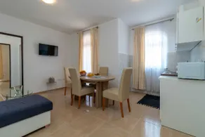 A 1 - seafront apt with balcony 1 min to beach - Image 3