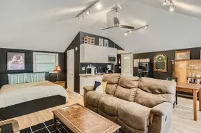 Cozy, Eclectic, Quiet Studio-Walk to the Square! - Image 2