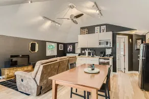 Cozy, Eclectic, Quiet Studio-Walk to the Square! - Image 3